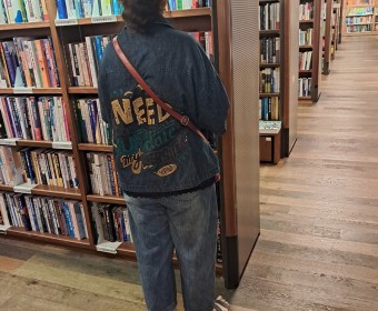 6월의 따가운 햇살을 피해 도서관에서 마음의 양식을 채웁니다.